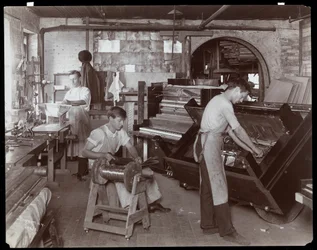 Mænd, der arbejder i Hardman, Peck und Co. klaverfabrikken, New York, 1907 (sølv gelatinetryk)