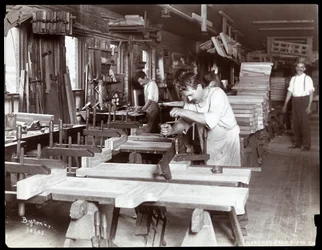 Mænd arbejder i Hardman, Peck und Co. klaverfabrik, New York, 1907 (sølvgelatineprint)