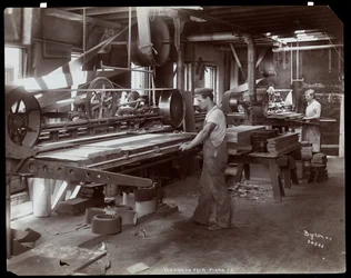 Mænd, der arbejder i Hardman, Peck und Co. klaverfabrikken, New York, 1907 (sølv gelatinetryk)