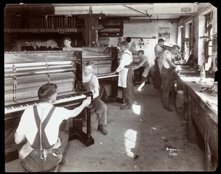 Mænd, der arbejder i Hardman, Peck und Co. klaverfabrikken, New York, 1907 (sølv gelatinetryk)