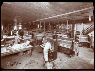 Mænd på arbejde i Harrington Piano Co.s fabrik, 1907