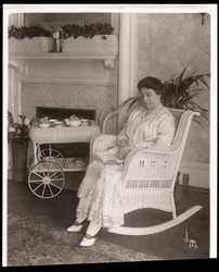 Mrs. Howard sad med en bog i en gyngestol i sit hjem på 200, 5th Avenue, New York, 1915-6 (sølv gelatinetryk)