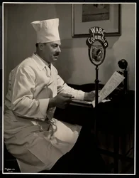 Portræt af kokken Maurice Hervieux ved mikrofonen på Hotel Commodore, 1930 (sølv gelatinetryk)