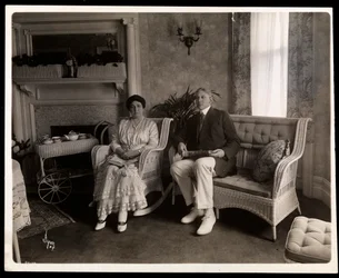 Portræt af Mr. og Mrs. Howard siddende poseret i en stue i deres hjem på 200 5th Avenue, New York, 1916-6 (sølv gelatinetryk)