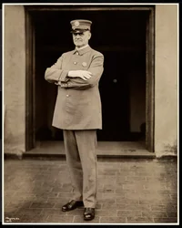 Portræt af den højeste politimand på Hotel Commodore, 1922 (sølv gelatinetryk)