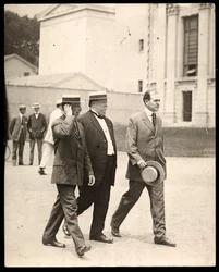 Præsident William Howard Taft med professor Arthur Twining Hadley fra Yale University og en anden mand, 1900-20 (sølv gelatinetryk)