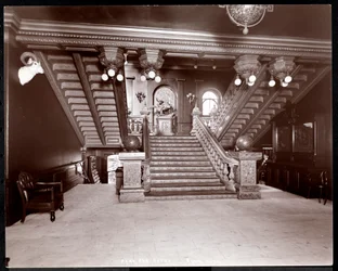 Trappe ved Park Avenue Hotel, 1901 eller 1902 (sølv gelatinetryk)
