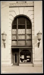 Butiksfacade af En Route Service, Inc., på Savoy Plaza Hotel, 59th Street og 5th Avenue, New York, 1928 (sølv gelatinetryk)