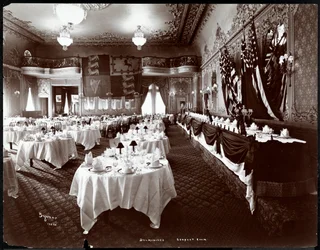 Borde dækket i selskabslokalet på Hotel Delmonico, 1902 (sølv gelatinetryk)