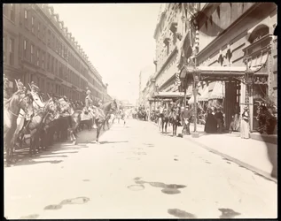 Guvernørens stab afventer Li Hung Changs ankomst på Waldorf Astoria Hotel, New York, 1896 (sølv gelatinetryk)