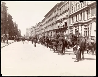 Guvernørens stab afventer Li Hung Changs ankomst på Waldorf Astoria Hotel, 34th Street, New York, 1896 (sølv gelatinetryk)