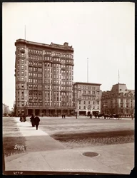 Hotel Savoy på 59th Street og 5th Avenue, udsigt fra indgangen til Central Park, New York, 1898 (sølv gelatinetryk)