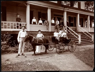 Janer-familien, personale og gæster på Janer