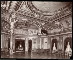 Balsalen på Hotel Savoy, ca. 1895-96 (sølv gelatinetryk)