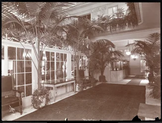 Lobbyen og registreringsskranken på Ritz-Carlton Hotel, ca. 1910-11 (sølvgelatineprint)