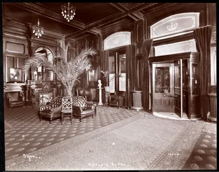 Lobbyen på Hotel Victoria, 1901 eller 1902 (sølv gelatinetryk)