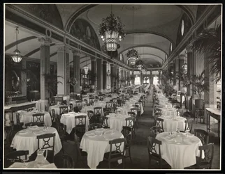 Taghaverestauranten på Hotel Pennsylvania, 1919 (sølv gelatinetryk)