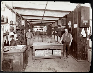 Vinkælderen på Hotel Manhattan, 1902 (sølv gelatinetryk)