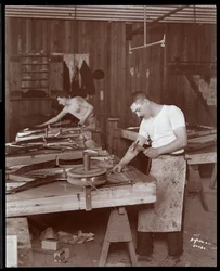 To mænd, der arbejder på Harrington Piano Co. fabrikken, 1907 (sølv gelatinetryk)