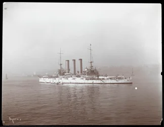 Udsigt over et militærskib, formentlig på Hudson-floden nær West Point efter besøget af prins Louis af Battenberg, 1905 (sølv gelatinetryk)
