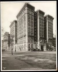 Udsigt over Hotel Majestic på 72nd Street fra den anden side af Central Park West, New York, 1920 (sølv gelatinetryk)