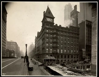 Udsigt over Murray Hill Hotel, Park Avenue og 40th Street, New York, fra Park Avenue viadukten, 1931 (sølv gelatinetryk)