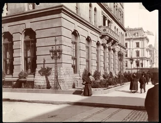 Udsigt over Waldorf Astoria Hotel og J. J. Astor-residensen langs 5th Avenue på 33rd and 34th Street, New York, 1895 (sølv gelatinetryk)