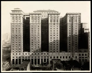 Udsigt over sydsiden af Hotel Pennsylvania, 7th Avenue og 32nd Street, New York, 1919 (sølvgelatineprint)