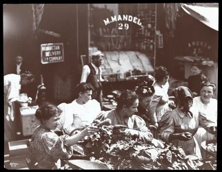 Udsigt over kvinder, der køber grøntsager fra en kræmmer på Hester Street, New York, 1898 (sølv gelatinetryk)