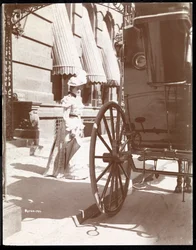 Kvinde nærmer sig en vogn på Waldorf Astoria Hotel, 34th Street og 5th Avenue, New York, 1897 eller 1898 (sølv gelatinetryk)