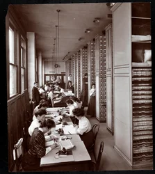 Kvinder, der arbejder i et arkivrum, under mandligt opsyn, hos Metropolitan Life Insurance Co. på 23rd Street og Madison Avenue, New York, 1907 (sølv gelatinetryk)