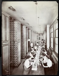 Kvinder arbejder i et arkiveringsrum under mandligt opsyn hos Metropolitan Life Insurance Co. på 23rd Street og Madison Avenue, 1907 (sølvgelatineprint)