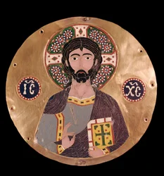 Byzantinsk kunst: Kristus Pantokrator (Kristus i herlighed). Jesu Kristi glorie er markeret med et kors, og kristogrammet ICXC kan læses - emalje fra det 10. århundrede, Madrid, Museo Lázaro Galdiano