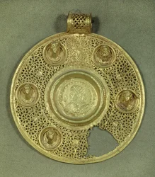 Cirkulær guldmedaljon: solidus af Konstantin I den Store (270-337 e.Kr.) rammer Sirmium i 321 e.Kr., i en opus interrasile ramme, prydet med 5 reliefbuster. 4. århundrede e.Kr. Søn 0.092 m Paris, Musée du Louvre