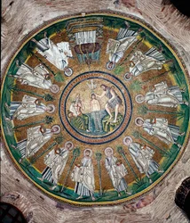 Kristi dåb i Jordanfloden (personificeret af figuren til venstre) og de tolv apostle. Mosaik i kuplen i arianernes baptisterium (Battistero degli Ariani). 5. eller 6. århundrede. Ravenna, Italien