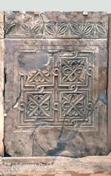 Ambo fra den byzantinske kirke Saint Theodoros, Beit Sila, Jerusalem, 6. århundrede e.Kr. (bituminøs sten)