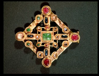 Broche i form af et græsk kors (guld og ædelsten)