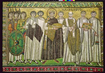 Kejser Justinian I og hans følge af embedsmænd, vagter og præster, ca. 547 e.Kr. (mosaik)