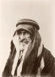 Portræt af Sheikh Khalil Senaah (mod en vægbaggrund) i Kerak, ca. 1895-99