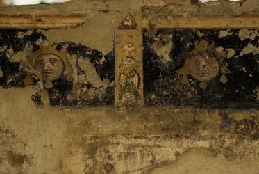 Fresco fragmenter, Salus Augusta Temple-Cryptoporticus, antikke romerske by Urbs Salvia, Urbisaglia, Marche, Italien (foto)
