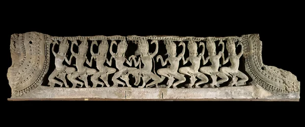 Khmerkunst (Fjernøsten). Gavlfeltets nederste register: ni dansende apsaraer. Lavt relief i sandsten, sent 12. - tidligt 13. århundrede. Bayonstil. Fra Cambodja, Bayontemplet. Paris, Musée Guimet - Nationalmuseet for asiatisk kunst.