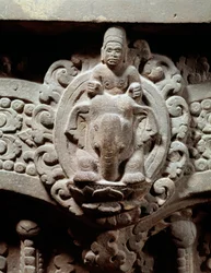 Khmerkunst: „Guden Indra i midten på Airavata og maruterne, stormens og vindens guder“. Stenoverligger i Sambor Prei Kuk-stil (600-650). Fra Cambodja. Paris, Musée Guimet, Nationalmuseet for asiatisk kunst