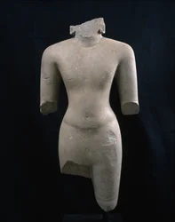 Torso af en guddom (sandsynligvis Vishnu), ca. 7. århundrede (sandsten)