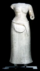 Kvindelig guddommelighed fra Bagetemplet, Roluos, Cambodia, 4. - 9. århundrede (sandsten)