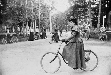 Hannah Maynard og andre cykler i Beacon Hill Park, Victoria, ca. 1895