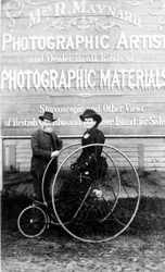 Richard og Hannah Maynard uden for Mrs. Maynards studie, 1880