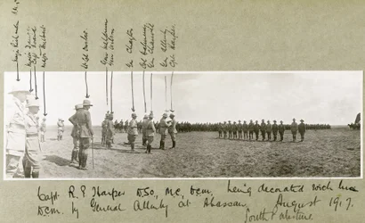 General Allenby dekorerer kaptajn Harper med D.C.M. ved en ceremoni i Abassan, Sydpalæstina, august 1917