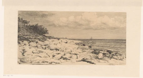 Strand med småsten, ved havet