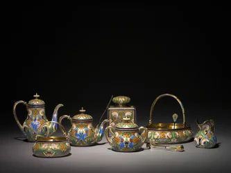 Varmtvandskande, overdækket sukkerskål, tekar, tekande, sukkertang, citrongaffel, sukkerkurv, kagekurv, flødekande, tesi og sukkersigte, før 1896 og 1896-1906