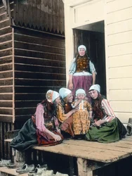 Holland, portræt af en hollandsk familie. Stolt mor med sine fire døtre. Billeddato: ca. 1920. Carl Simon Arkiv